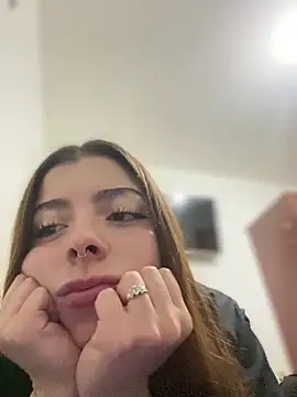 Cloew_Marz Adlı Modelin Canlı XXX Sohbeti