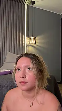 Онлайн чат XXX MiaPetit_