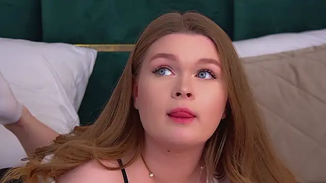 CrystalLyons' Live XXX Chat