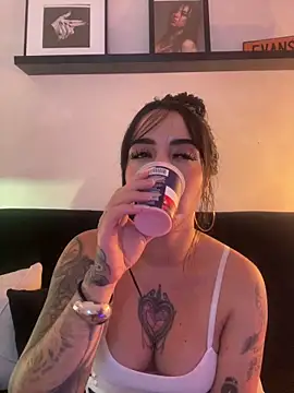 EmmyEvans1 Adlı Modelin Canlı XXX Sohbeti