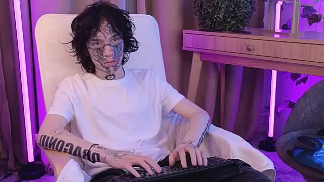 em0_b0yのライブXXXチャット