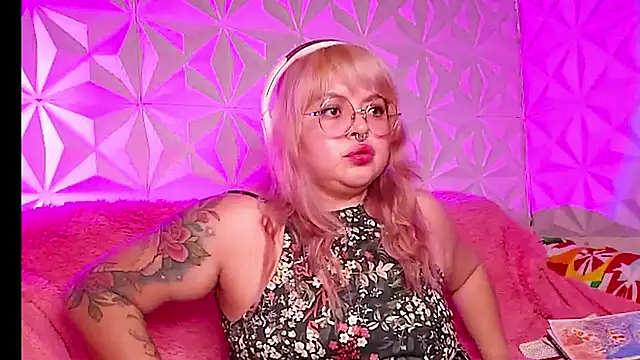 Pokazy przed kamerką – Satyn_doll