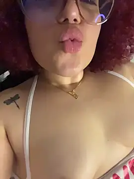 Chat +18 de Leyah__ ao vivo