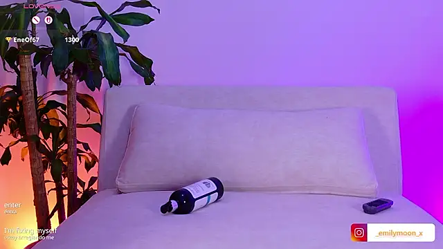 onlyemily_: διαδικτυακό σόου στην κάμερα