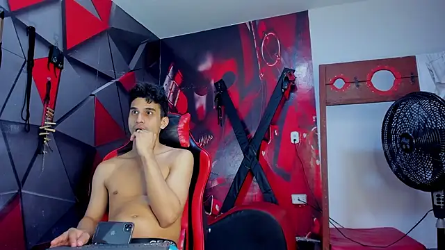 Hot_Boys_69 Adlı Modelin Canlı XXX Sohbeti