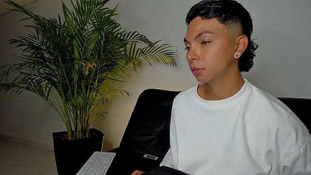 xhenisa_ Chat XXX live