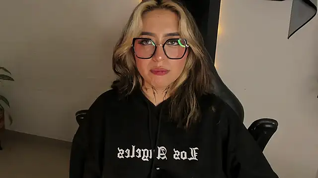 AnnikaMerliahh_ Adlı Modelin Canlı XXX Sohbeti