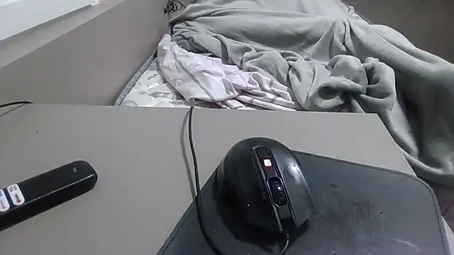 JUNINHOLEKEJR Chat XXX in diretta