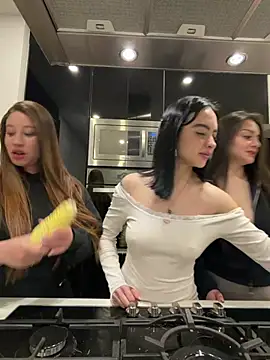 roouse Adlı Modelin Canlı XXX Sohbeti