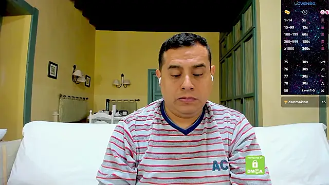 brad_latino: διαδικτυακό σόου στην κάμερα