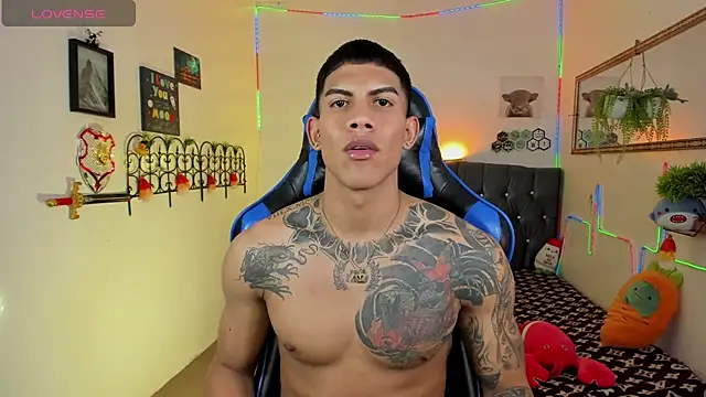 Damian_latinxxx Show in webcam