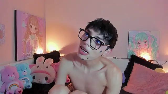 Strawberry_Kitty_ Show in webcam