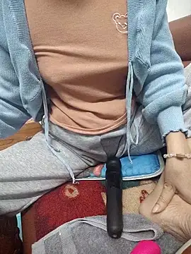 Haralushiaaa: διαδικτυακό σόου στην κάμερα