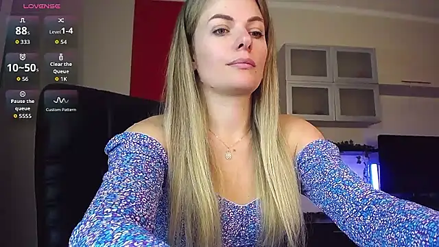 ladysabotage: διαδικτυακό σόου στην κάμερα