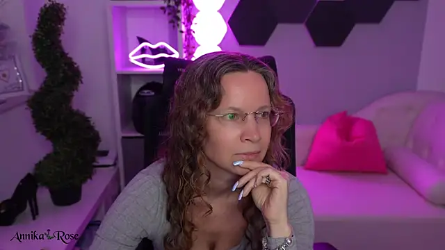 AnnikaRose live XXX chat