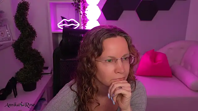 AnnikaRose live XXX chat