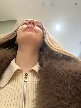 SashaCatt Adlı Modelin Canlı XXX Sohbeti