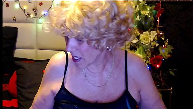 HappyWomanOn Webcam show