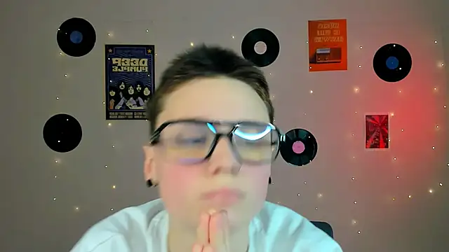 emi_fade Chat XXX live