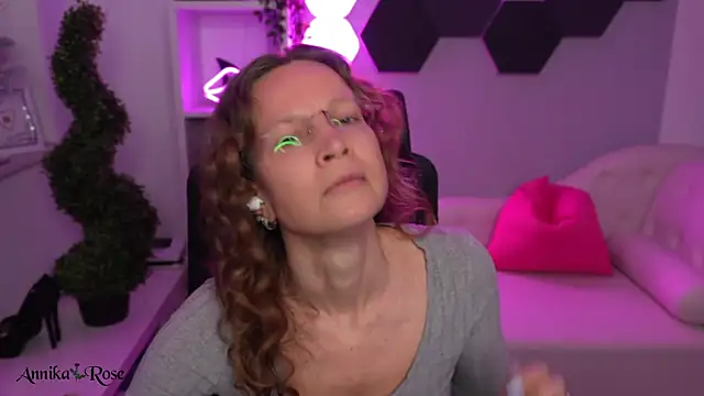 AnnikaRose élő XXX-chatje
