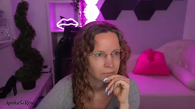AnnikaRose élő XXX-chatje