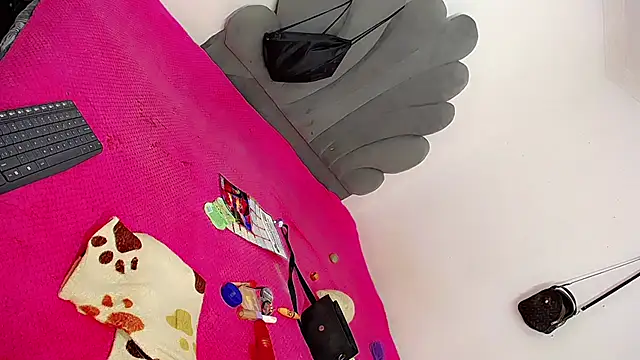 Grey-sativa: διαδικτυακό σόου στην κάμερα