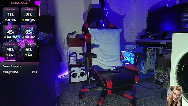 Blondiewithanass: онлайн-секс-чат