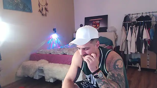 Tiberius_hunk élő XXX-chatje