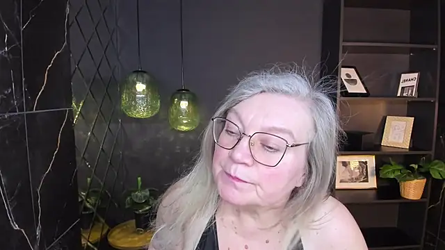 NataliMellow: διαδικτυακό σόου στην κάμερα