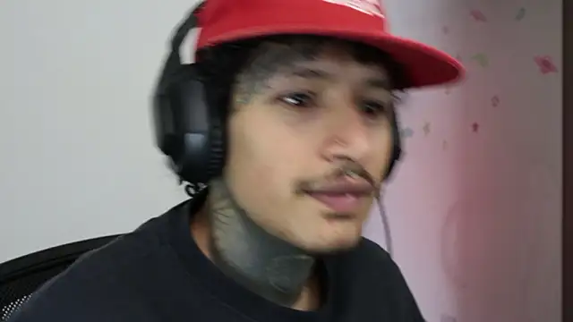 trieone élő XXX-chatje