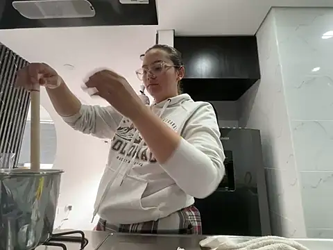 LOLA_R_ élő XXX-chatje