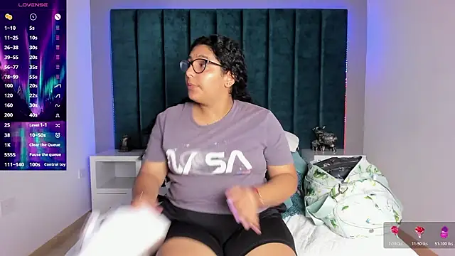 DanielleEvans_ élő XXX-chatje