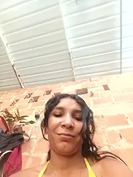 chikivivi-: διαδικτυακό σόου στην κάμερα