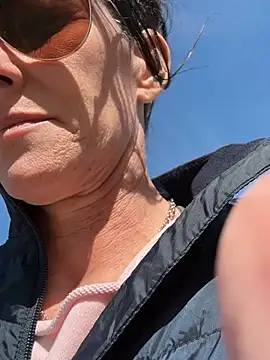 Edens_Promise: διαδικτυακό σόου στην κάμερα