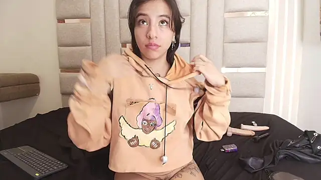 LittlePeach_ Adlı Modelin Canlı XXX Sohbeti