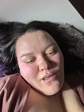 Show modela SunnyLeila2101 na web-kameri