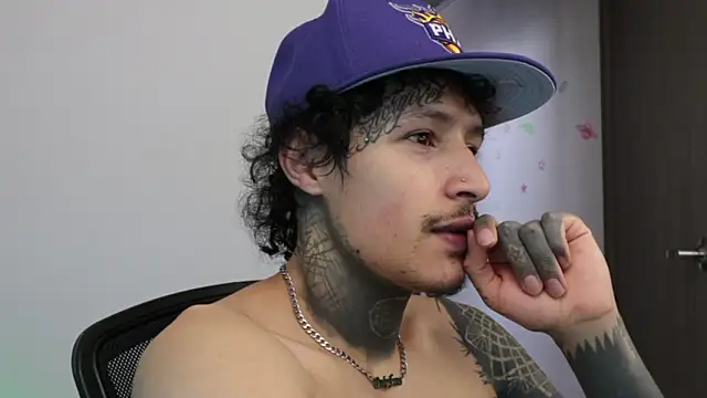 trieone live XXX chat