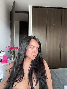 Nova_Gabriela: διαδικτυακό σόου στην κάμερα