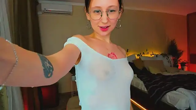 YourLovellyStory's Live XXX Chat