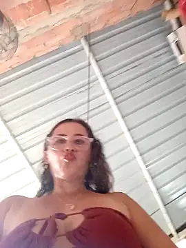 Salome_69: διαδικτυακό σόου στην κάμερα