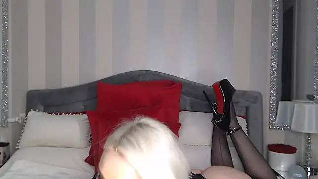 LuanaColucci Chat XXX live