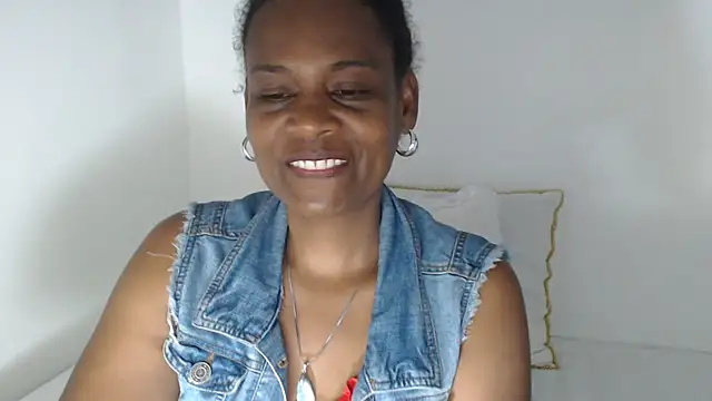 dana-black: διαδικτυακό σόου στην κάμερα