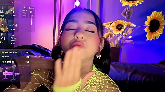 RACHELRUIZ Show in webcam