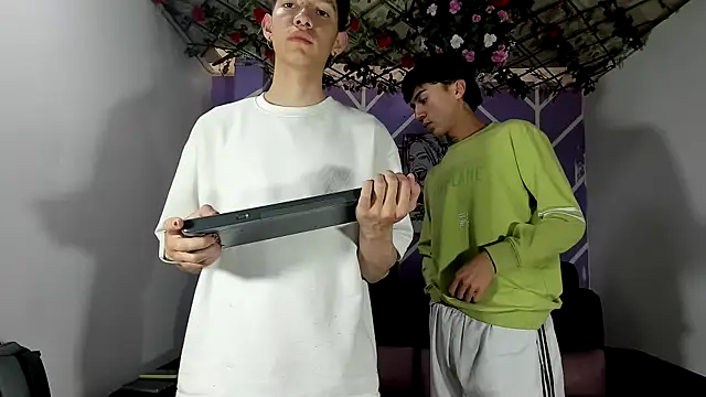 Czat XXX na żywo – heyy_noah11