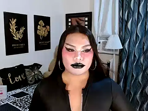 TSbrianaHugeCock élő XXX-chatje