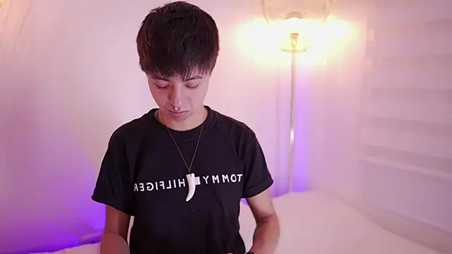 tommy_blue Adlı Modelin Canlı XXX Sohbeti