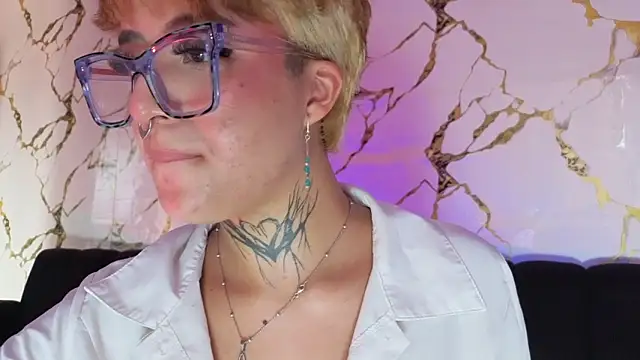 Rebeka-baker: διαδικτυακό σόου στην κάμερα