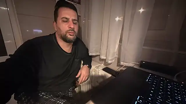 TARKAN1のライブXXXチャット