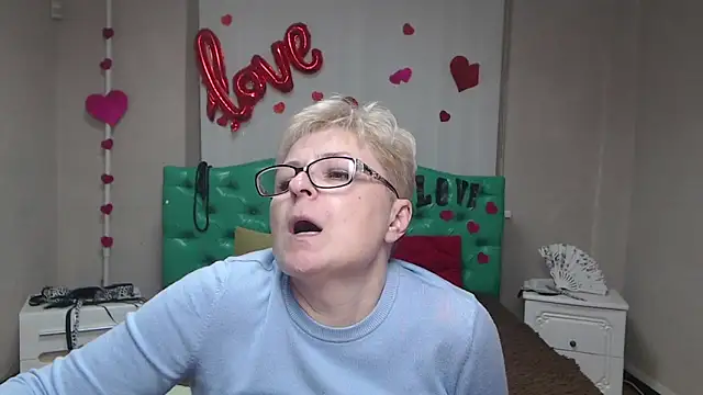 EmiliaGree Adlı Modelin Canlı XXX Sohbeti