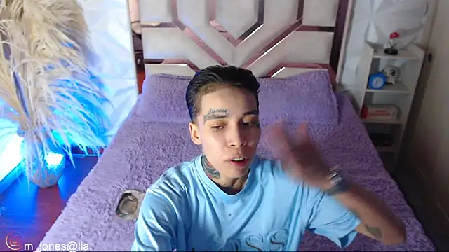 Jonesliam23 Adlı Modelin Canlı XXX Sohbeti